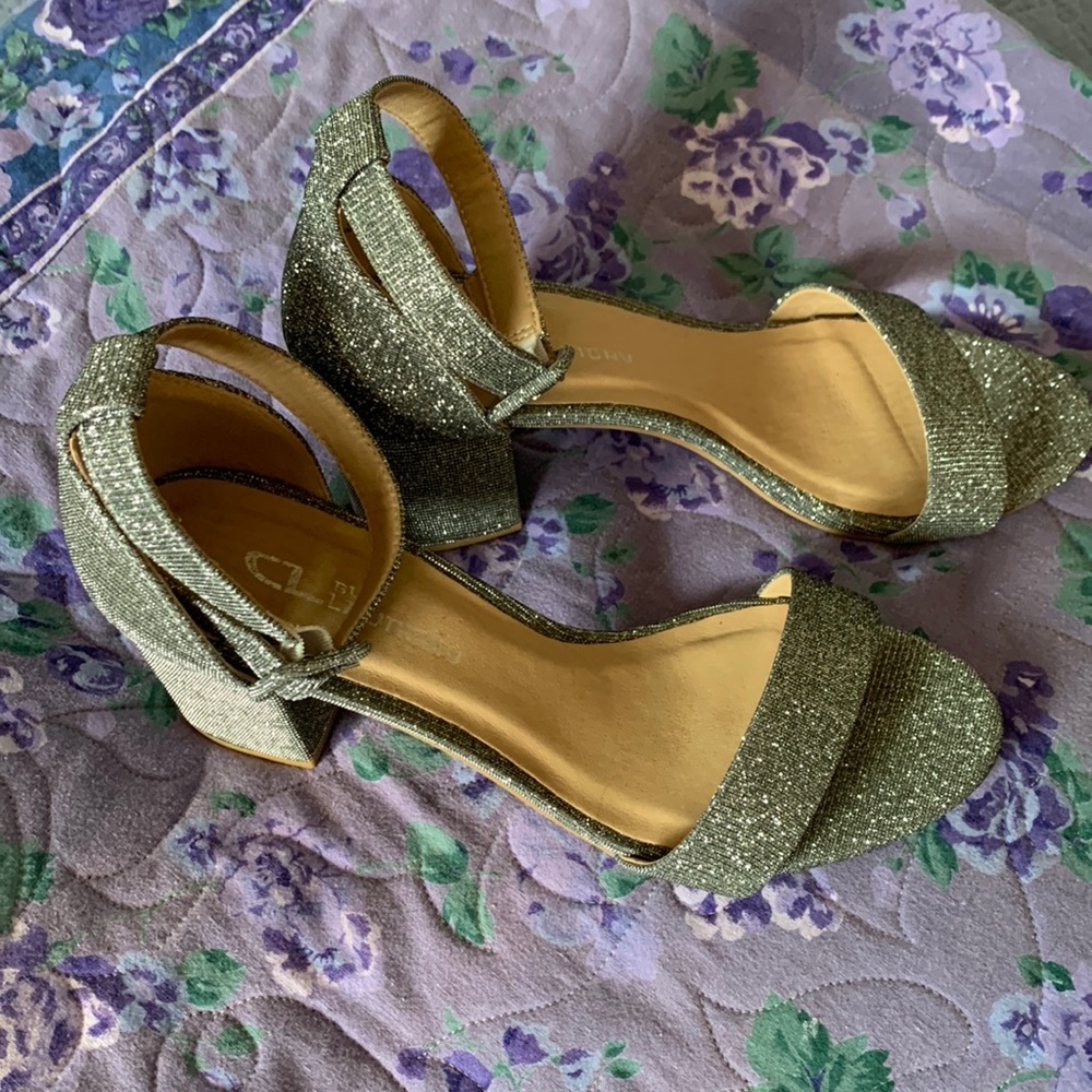 C L Laundry shoes